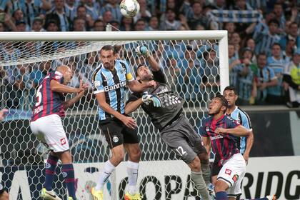 Torrico y Barcos luchan por el balón en lo alto
