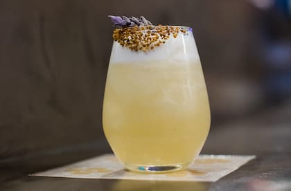 Torrontés con almíbar, miel, lavanda, jugo de limón y polen: una de las propuestas de la experta en tragos, Ivana Svolboda.