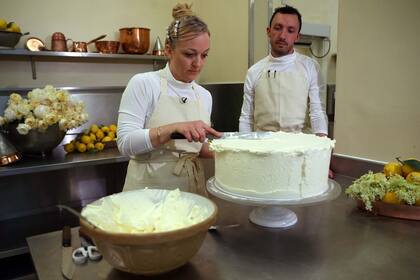 La torta está confeccionada en base a un bizcochuelo sirope de flor de saúco y limón, recogidos de los árboles que la reina tiene en su residencia de Sandringham