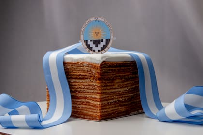 Torta Argentina, el postre emblemático de Dolores con 25 capas de dulce de leche para celebrar el 25 de Mayo