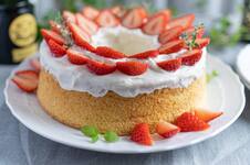 Torta chiffon con frutillas y crema