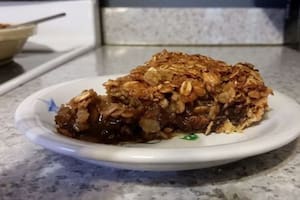 Torta de avena con salsa de vainilla