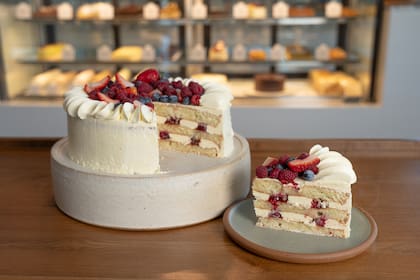 Torta de chocolate blanco, limón, coco y frutos rojos