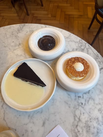 Torta de chocolate con salsa inglesa de haba tonka