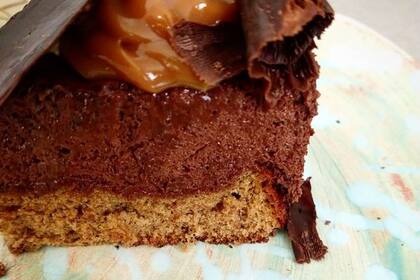 Torta de chocolate que lleva mousse de naranja con chocolate, y bizcochuelo con almíbar de mistol tostado.