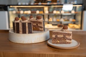 Torta de chocolate y avellana con naranja y dulce de leche