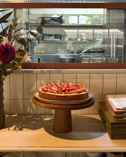 Torta de frutillas y pistachos más un libro de Vinilo Editora en Casa Sáenz