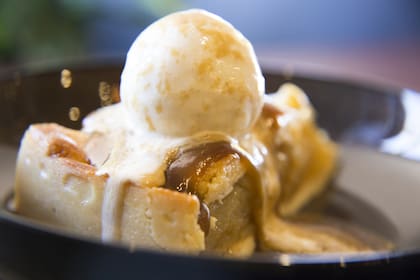 Torta de manzana con bocha de helado, un clásico.