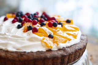 Torta de verano con frutas y crema