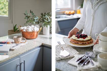 Torta ‘Doble Tentación de Frutos Rojos’ (Trini Marieta Pastelería). Apoyafuentes de hilo tejido a mano y servilletas de lienzo lavado (Agustina Cerato Deco). Cubiertos (L’Interdit). Tazas y platos de cerámica (Barral Casa).