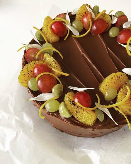 Torta otoñal de chocolate, relleno de ganache de chocolate, pasta de almendras y dulce de ciruelas.