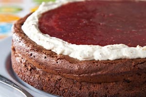 Torta soufflé con mermelada de frambuesas y crema