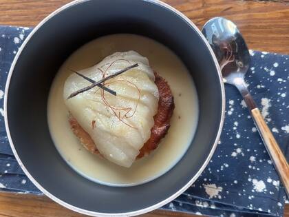 Torta tibia de sake, pera y crema inglesa con vainilla de Papantla.