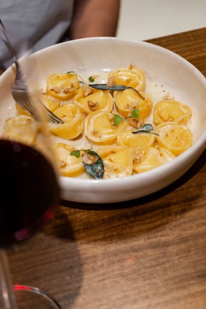 Tortellini con mousse de parmesano, manteca, salvia y nueces