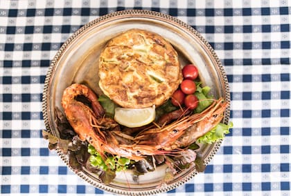 Tortilla babé y langostinos.