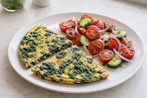Tortilla de espinaca con ensalada