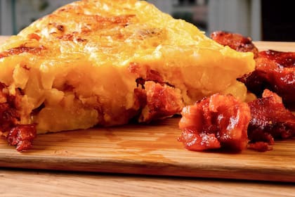 Tortilla de papas con chorizo colorado