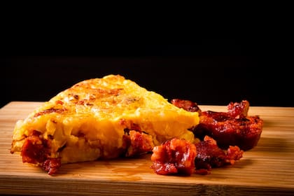 Tortilla de papas española con chorizo colorado