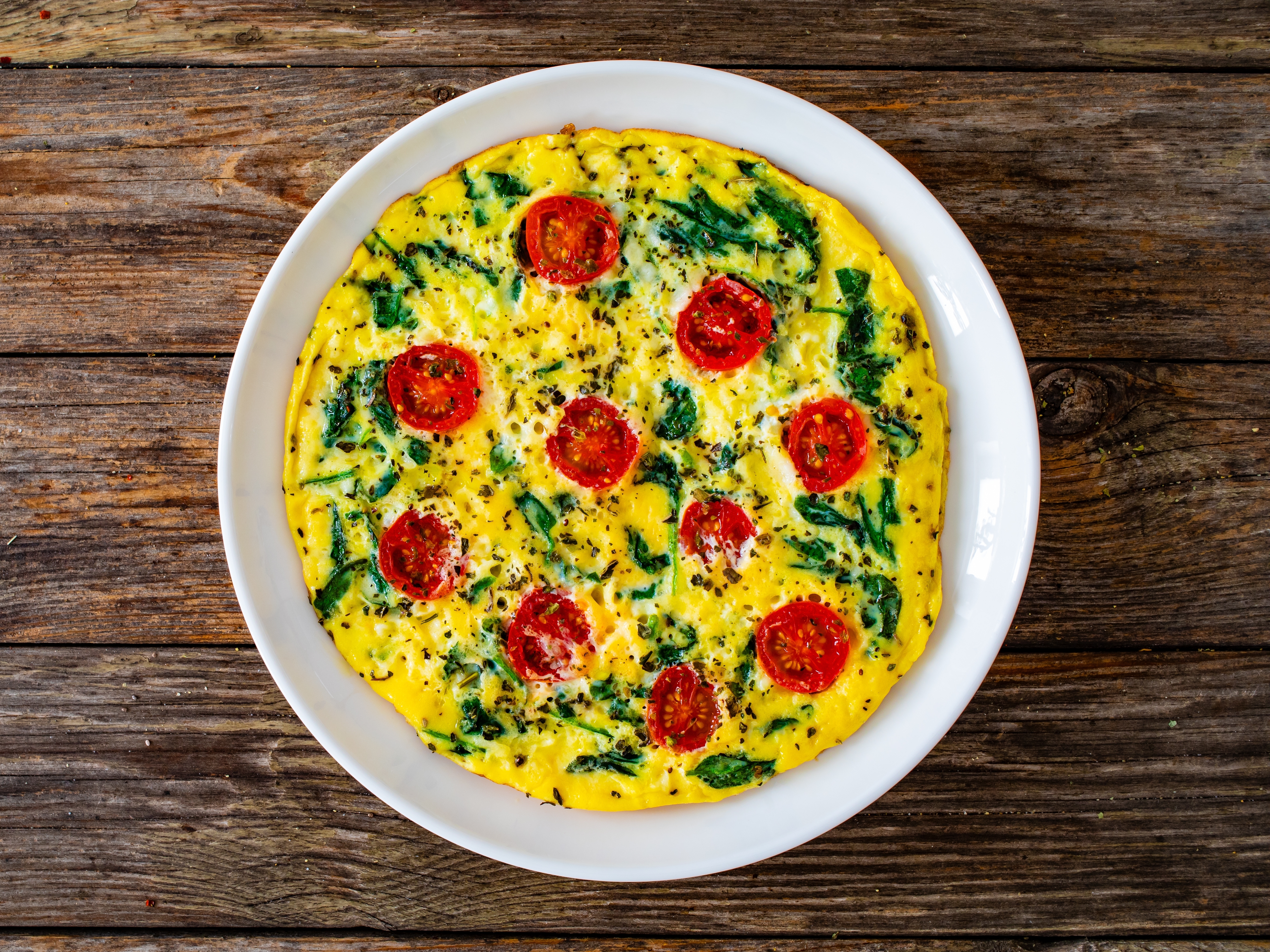 Tortilla francesa de espinaca y tomates grillados