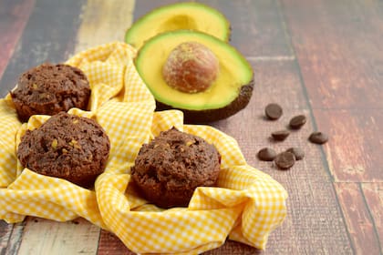 Tortitas húmedas de palta con chocolate tipo muffins.