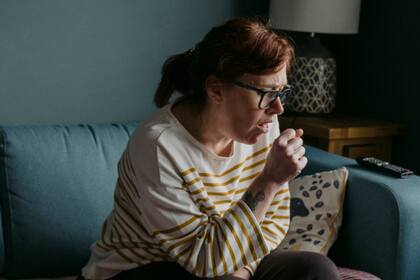 Tos, con o sin expectoración, el principal motivo de consulta, que suele estar acompañada por dolor de garganta, cansancio y fiebre