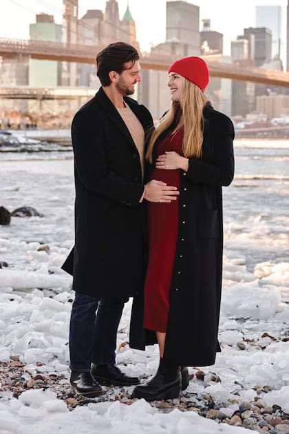 Toscana y Xander anunciaron la feliz noticia con esta foto en Nueva York, donde viven: “Baby coming Summer 2026”, escribieron