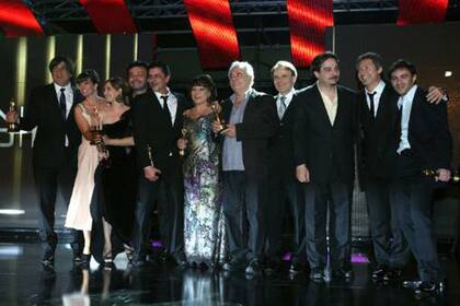 Toscano, junto a todo el elenco y producción de Para vestir santos, con el MF de oro