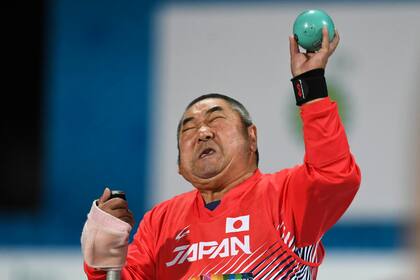 Toshie OI de Japón compite en la final masculina de lanzamiento de bala