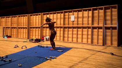 Toshie Yuzawa calienta en el backstage durante los campeonatos de culturismo de Japón, en Tokio