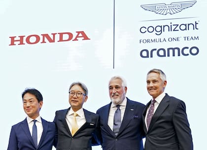 Toshihiro Mibe, presidente de Honda, Lawrence Stroll, el director ejecutivo de Aston Martin team, y Martin Whitmarsh, CEO de la escudería britanica, durante la conferencia de prensa en la que se anunció el acuerdo entre ambas compañías