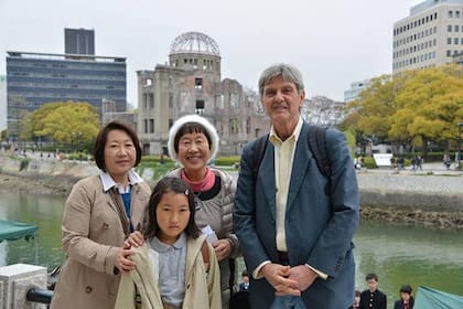 Toshiko con su hija Reiko y su nieta Eri, junto a Steven Leeper, director del Hiroshima Peace Cultural Foundation