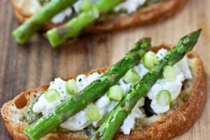 Tostadas de espárragos con salsa de queso