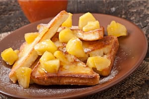 Tostada de manzana, canela y miel.