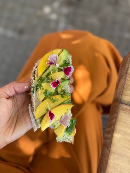 Tostada de masa madre en Nueza