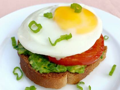 Tostada integral con huevo y falso guacamole
