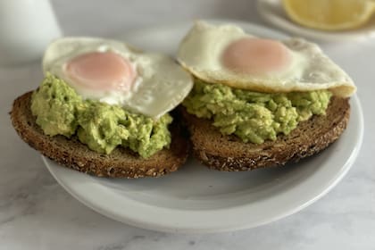 Tostada integral con palta y huevo