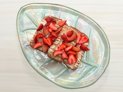 Tostadas francesas con frutillas y pasta de maní