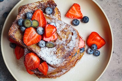 Tostadas francesas saludables con frutos rojos