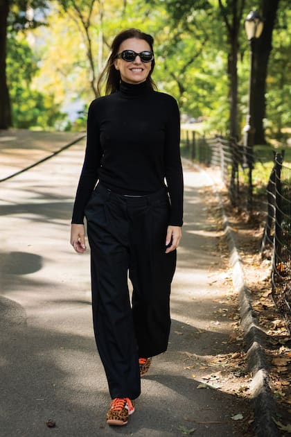 Total black, anteojos oscuros y Adidas con estampa animal para pasear por Central Park