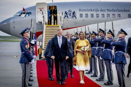 Total
look de Natan para la llegada: vestido con falda plisada y acabado degradé, cardigan a juego
y sandalias con diseño oblicuo. Sumó pendientes de oro y perlas, una creación de los 80 de
Mercedes Robirosa.