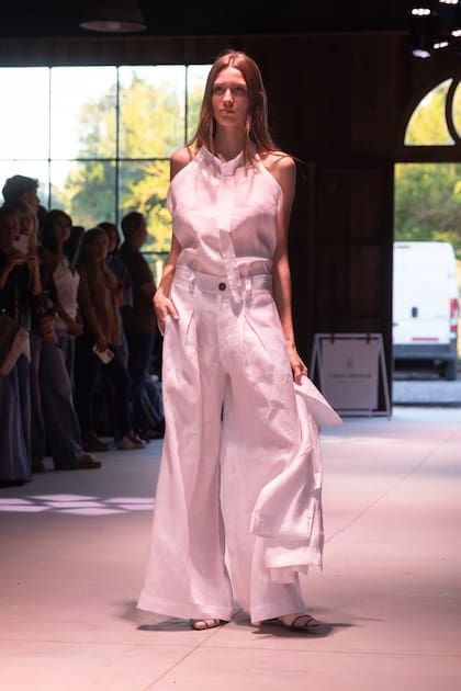 Total white en texturas lívidas para este verano