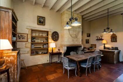 Totalmente renovado y ubicado en lo alto de una colina, el castillo tiene capacidad para 10 personas.