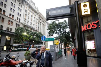 Los carteles inteligentes ya están ubicados en algunas calles porteñas de alta oferta de transporte público y circulación de personas