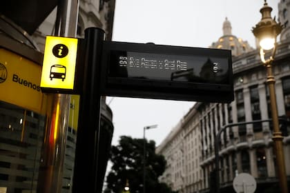 Los carteles inteligentes ya están ubicados en algunas calles porteñas de alta oferta de transporte público y circulación de personas