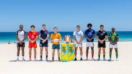 Toto Mare, en el centro, posa con los otros capitanes antes del arranque del Seven de Perth (Photo by Alex Ho & Zach Franzen / World Rugby)