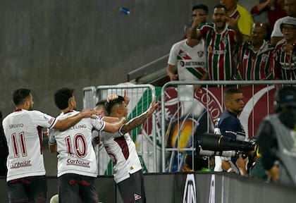 Toto Salvio, Marcelino Moreno y Sasha Marcich se suman al festejo de Dylan Aquino, que se descarga frente a los hinchas de Fluminense