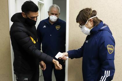 Toto Salvio y la comprobación de la temperatura corporal, en uno de los exámenes que realizó Boca. Los testeos a los jugadores dejaron de ser obligatorios, pero después se volvió atrás con la medida.