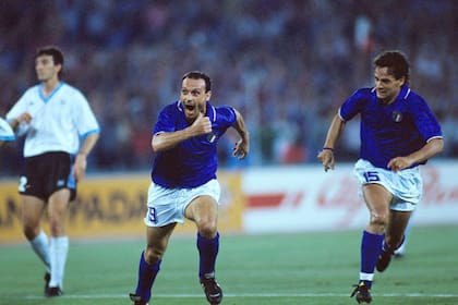 Totó Schillaci, goleador del Mundial Italia 90: en la imagen, celebra su gol ante Uruguay con Roberto Baggio. Lo sufre Nelson Gutiérrez