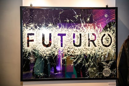 Toto Tatuer, artista especialista en trabajar sobre vidrio, hizo este cuadro como smbolo de que "en el reflejo vemos el futuro".