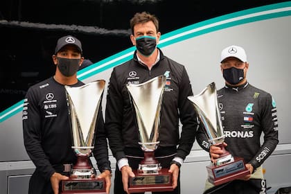 Toto Wolff, flanqueado por los pilotos Lewis Hamilton y Valtteri Bottas; el austríaco diseñó la estructura para que Mercedes domine la era híbrida de la Fórmula 1